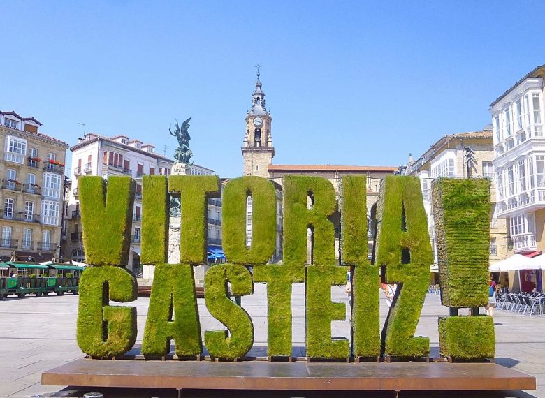 1280px-Vitoria_-_Plaza_de_la_Virgen_Blanca,_Escultura_vegetal_Vitoria_Gasteiz_!